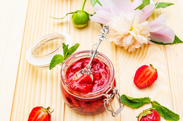 Confiture de fraises dans un bocal en verre.