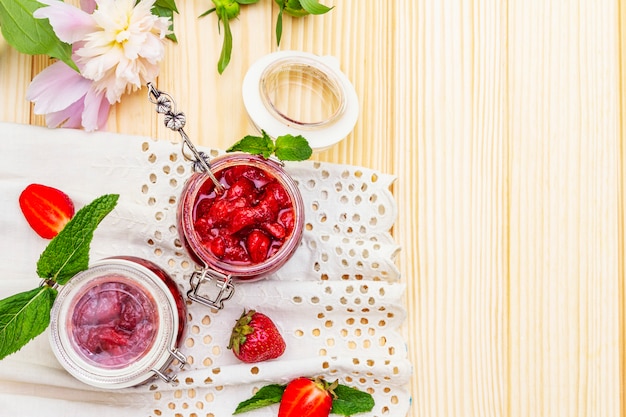 Confiture de fraises dans un bocal en verre.