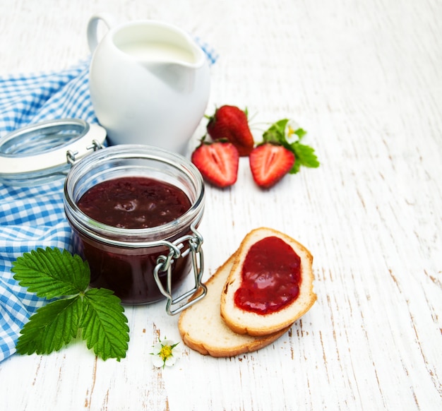 Confiture de fraises et fraises fraîches