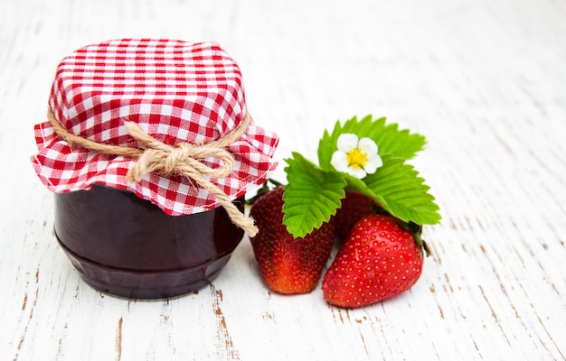 Confiture de fraises et fraises fraîches