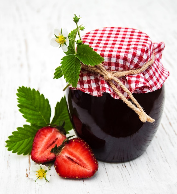 Confiture de fraises et fraises fraîches