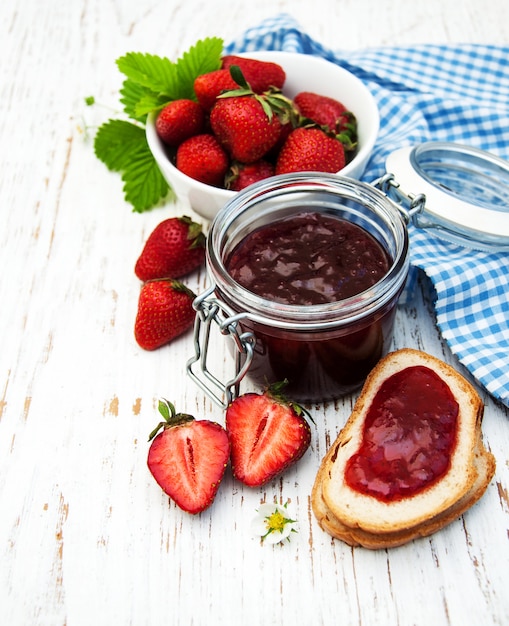 Confiture de fraises et fraises fraîches