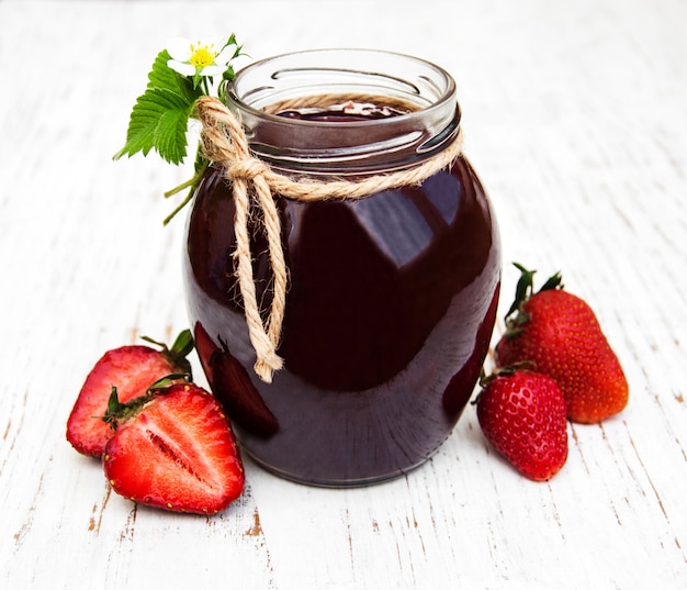 Confiture de fraises et fraises fraîches