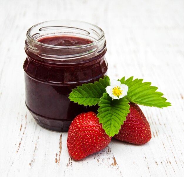 Confiture de fraises et fraises fraîches