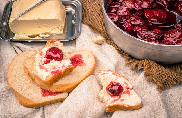 confiture de fraises et pain et beurre