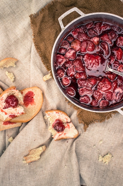 confiture de fraises et pain et beurre