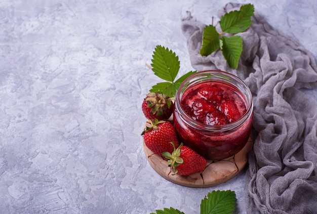 Confiture de fraises en pot