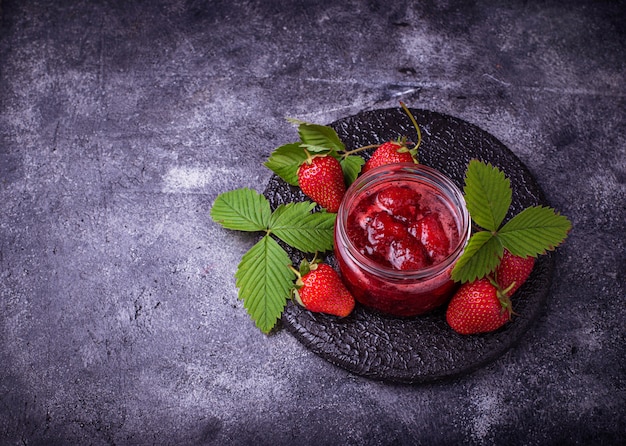 Confiture de fraises en pot