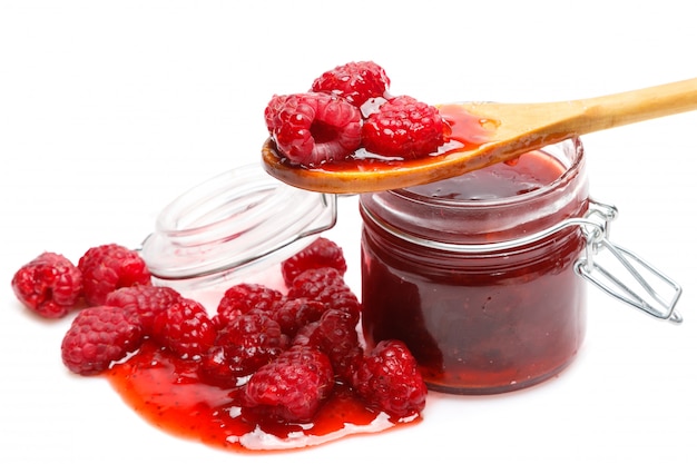 Confiture de framboise sur blanc