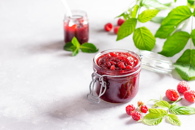 Confiture de framboises dans un bocal en verre