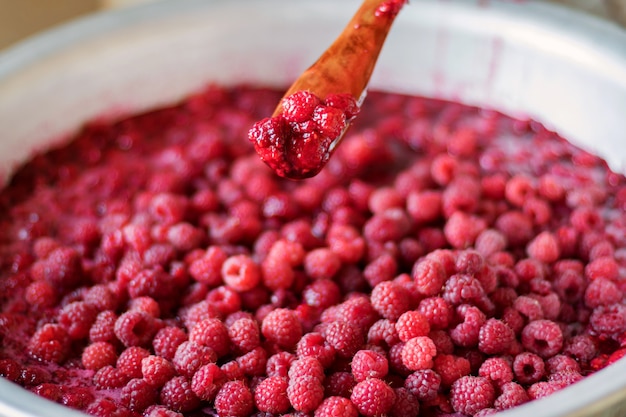 Confiture de framboises maison.