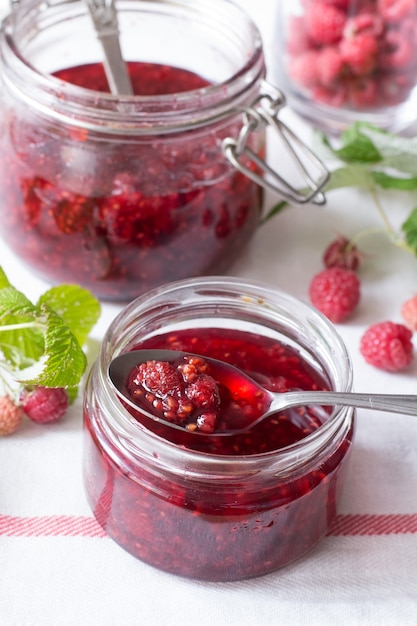 Confiture de framboises en pot