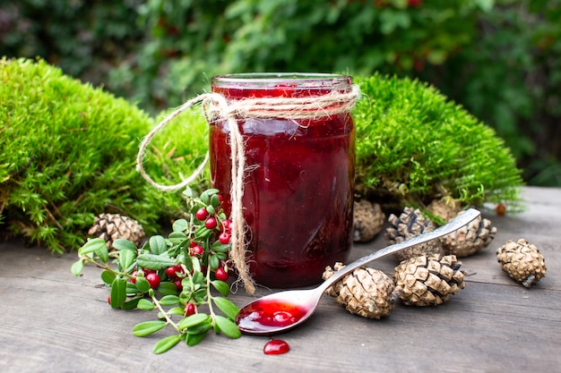 Photo confiture de fruits rouges et mousse verte