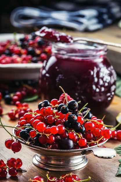 Confiture de groseilles rouges et noires aux groseilles rouges fraîches