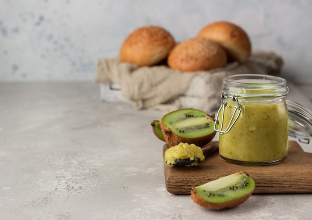 Confiture de kiwi dans un verre de conservation