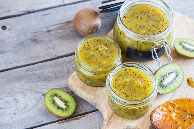 Confiture de kiwi maison en pots