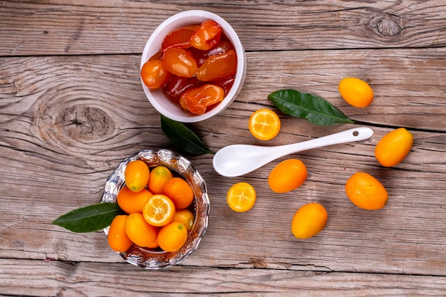 Confiture de kumquat maison en pot et kumquats frais, vue de dessus