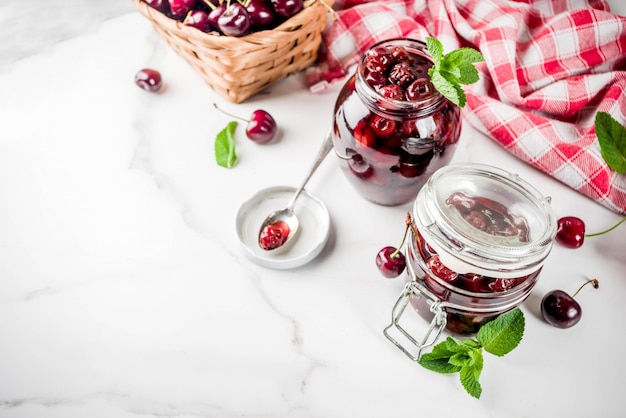 Confiture maison de cerise et menthe