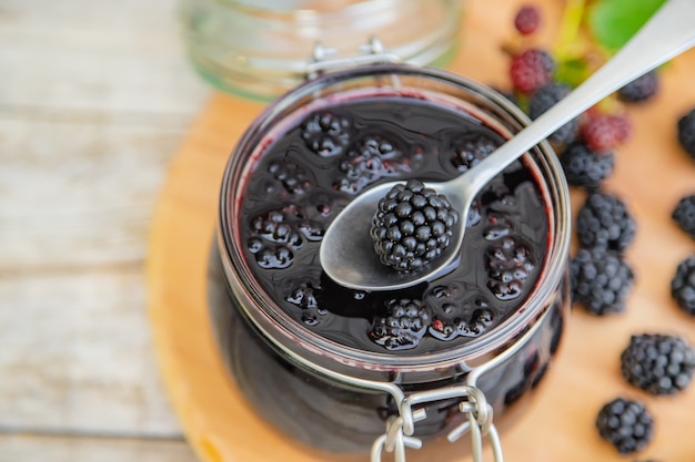 Confiture de mûres dans un bocal