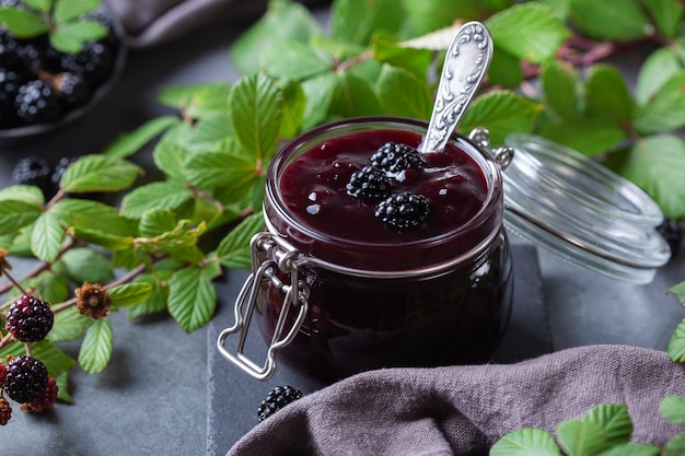 Confiture de mûres maison dans le pot