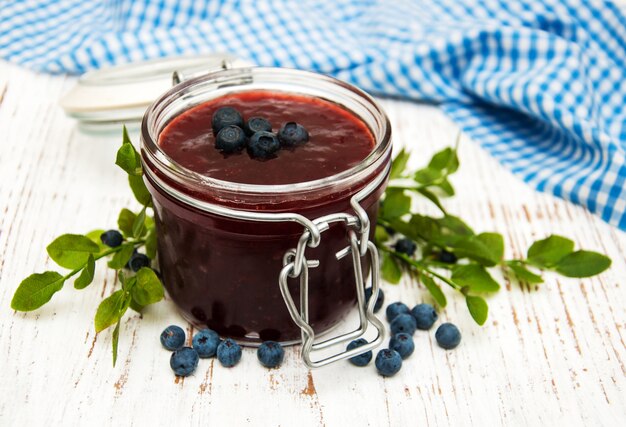 Confiture de myrtilles et myrtilles fraîches