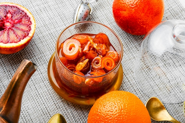 Confiture d'orange dans un bocal en verre et fruits frais