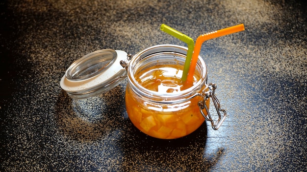 Confiture d'orange dans un bocal en verre.