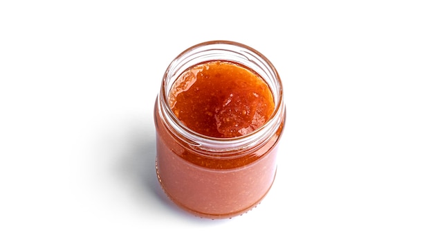 Confiture d'orange dans un verre isolé sur blanc.