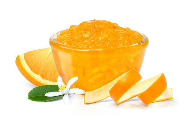 Confiture d'orange avec des fruits frais isolés sur blanc