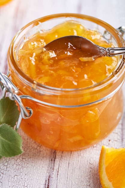 Confiture d'orange maison en pot sur un tableau blanc. Contexte alimentaire