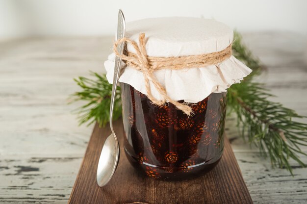 Confiture organique naturelle de pommes de pin dans un gros plan de pot. Confiture organique pour la santé et l'espace de copie.