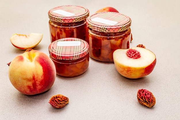 Confiture de pêches blanches, confiture, chutney dans un bocal en verre