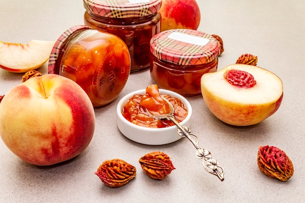 Confiture de pêches blanches, confiture, chutney dans un bocal en verre