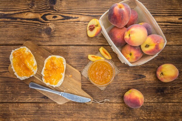 Photo confiture de pêches fraîches sur un fond rustique