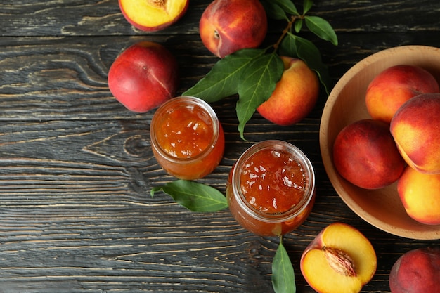 Confiture de pêches et ingrédients sur table en bois rustique