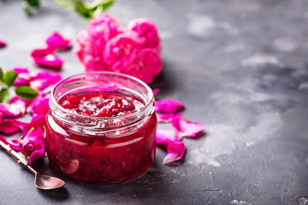 Confiture de pétales de rose faite maison