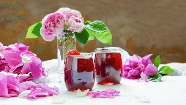 Confiture de pétales de rose sur fond blanc