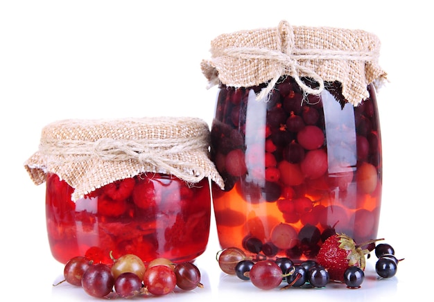 Confiture de petits fruits maison isolée sur blanc