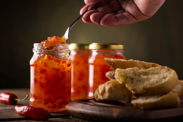 Confiture de poivre avec du pain grillé sur la table