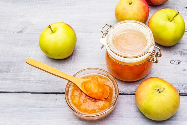 Confiture de pomme, confiture, chutney dans un bocal en verre