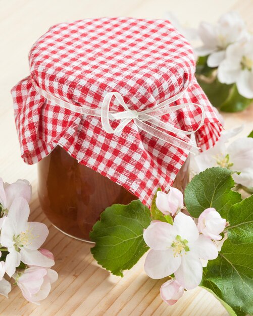 Confiture de pomme sur table de cuisine