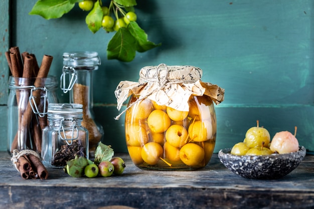 Confiture de pommes paradis et pommes paradis au sirop de sucre sur une vieille surface en bois