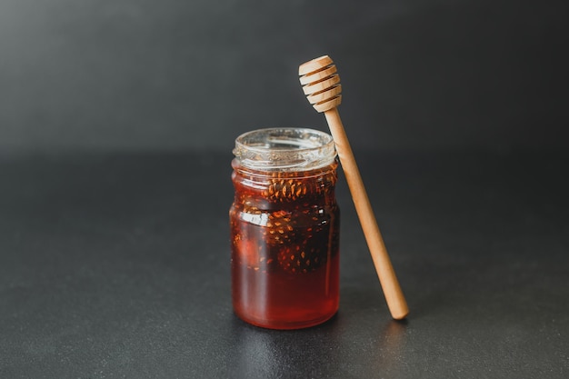 Confiture de pommes de pin dans un bocal en verre