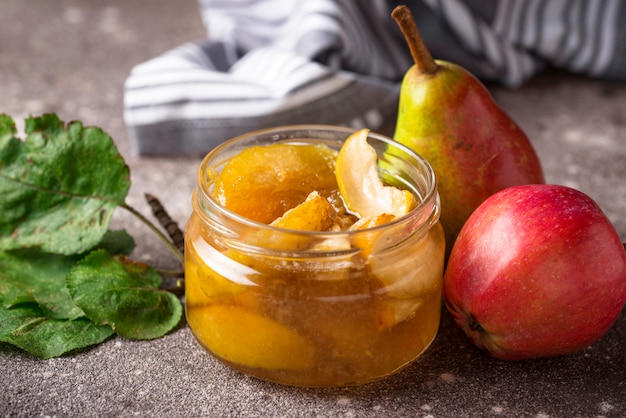 Confiture de pommes en pot de verre