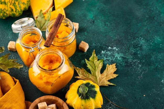 Confiture de potiron maison sucrée en pot