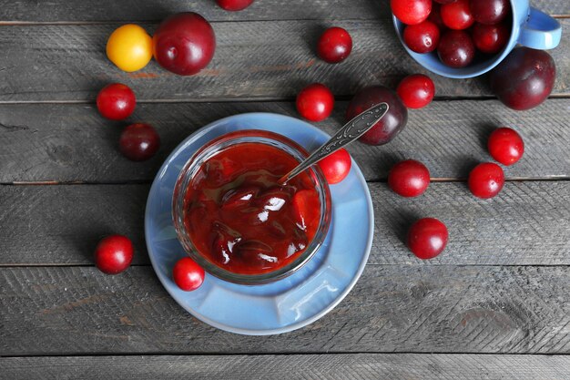 Confiture de prune maison savoureuse sur fond de bois