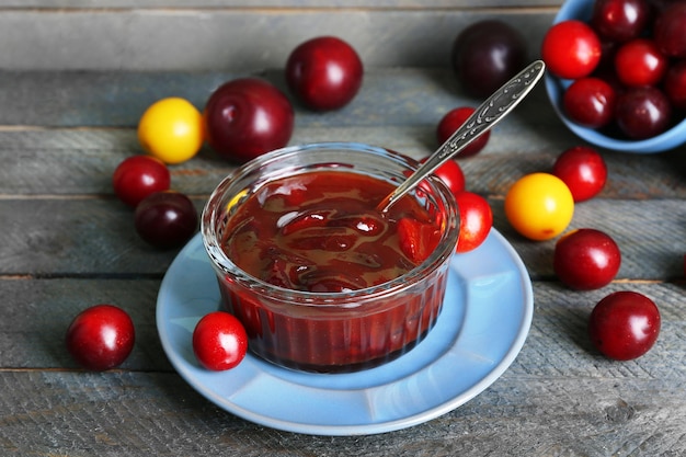 Confiture de prune maison savoureuse sur fond de bois