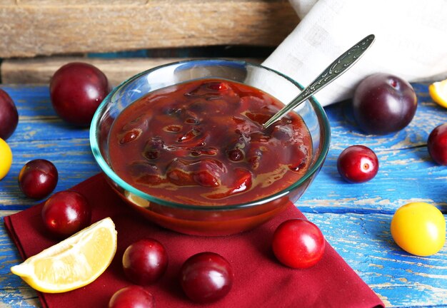 Confiture de prune maison savoureuse sur table en bois avec gros plan de serviette