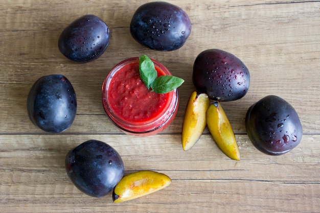 Confiture de prunes dans le pot