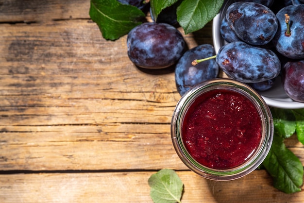 Confiture de prunes maison en petit pot